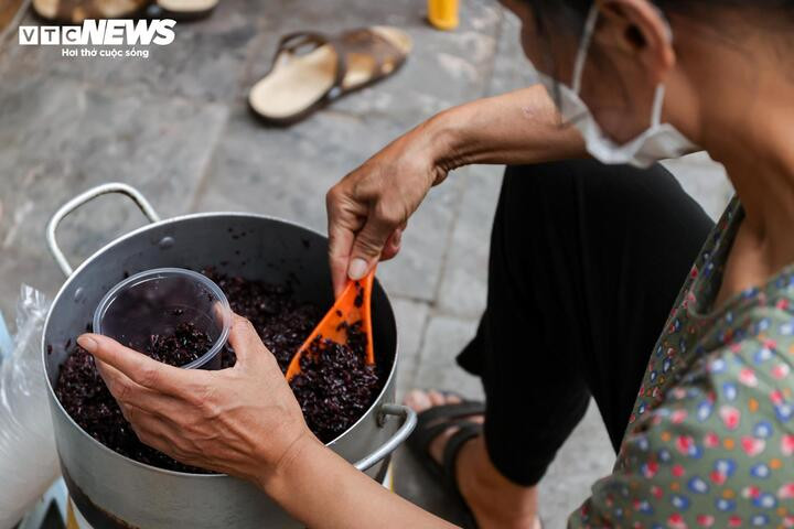 Mâm hoa cúng hút khách, giá bánh gio tăng gấp 3 lần trong ngày Tết Đoan ngọ - 6