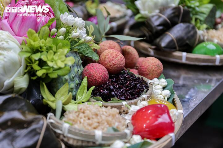 Theo các tiểu thương, điểm hấp dẫn của những mâm lễ này nằm ở sự tiện lợi và tính thẩm mỹ. Dù có kích thước gọn gàng nhưng vẫn đầy đủ nhiều loài hoa trái, vừa mang hương thơm đặc trưng với ngọc lan, hoa cau, hoa nhài, mẫu đơn, sen, lại vừa đầy đủ sắc màu với bánh xu xê, bánh gio, cơm rượu nếp...