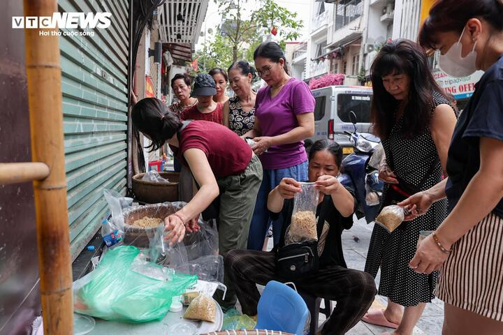 Vào ngày Tết Đoan ngọ, cơm rượu nếp luôn là món không thể thiếu trên mâm cúng gia tiên, vì thế đây là một trong những mặt hàng bán chạy nhất hôm nay. Theo quan niệm dân gian, vị cay nồng và men rượu của món ăn này có tác dụng