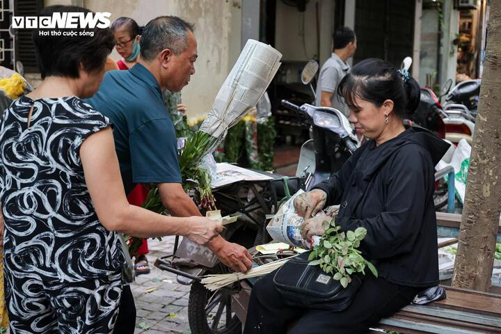 Mâm hoa cúng hút khách, giá bánh gio tăng gấp 3 lần trong ngày Tết Đoan ngọ - 16
