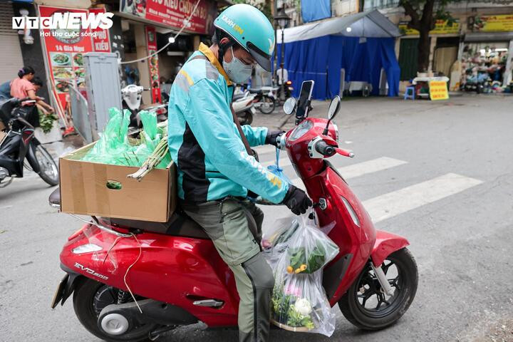 Mâm hoa cúng hút khách, giá bánh gio tăng gấp 3 lần trong ngày Tết Đoan ngọ - 13