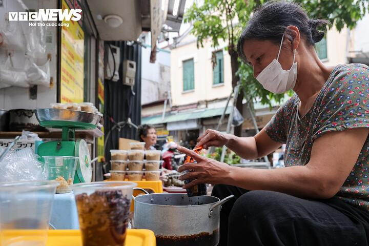 Mâm hoa cúng hút khách, giá bánh gio tăng gấp 3 lần trong ngày Tết Đoan ngọ - 5