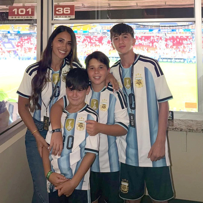 Vợ Messi đăng hình bên ba con, chúc mừng chiến thắng của Argentina trận ra quân ở World Cup.