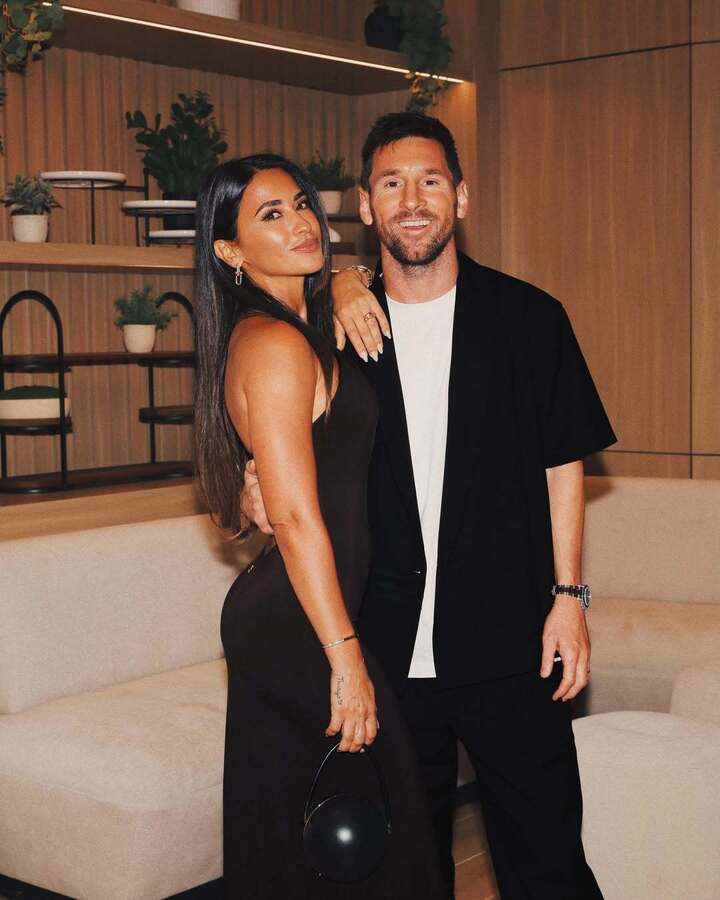 Antonela là người đồng hành cùng Messi từ cậu bé mê bóng đá ở Rosario đến một huyền thoại bóng đá thế giới.