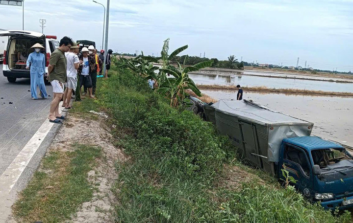 Sau cú tông mạnh, cả hai xe lao xuống mương thoát nước bên đường.