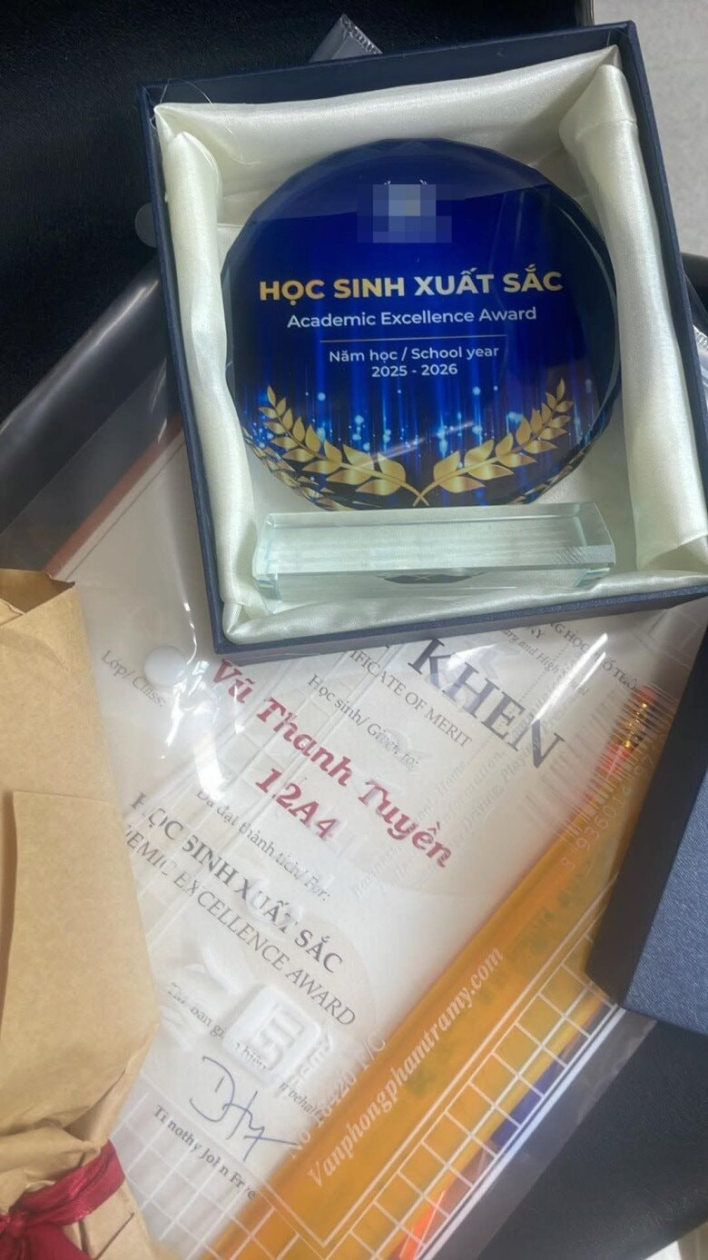 Bông đạt danh hiệu Học sinh xuất sắc trong năm lớp 12.
