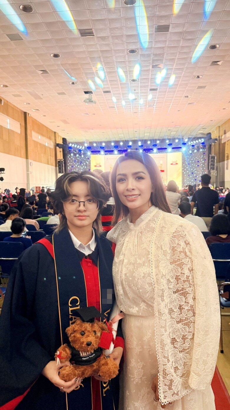 Cựu người mẫu Thúy Hằng dự lễ tốt nghiệp của ái nữ.