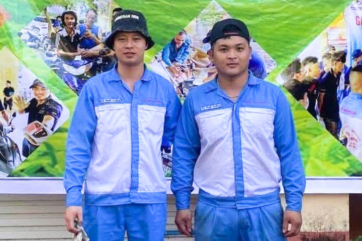 Phạm Thế Huy Hoàng (bên phải) trong một lần tham gia sửa xe, thay dầu miễn phí cho người dân Thái Nguyên năm 2025. (Ảnh: H.H.)