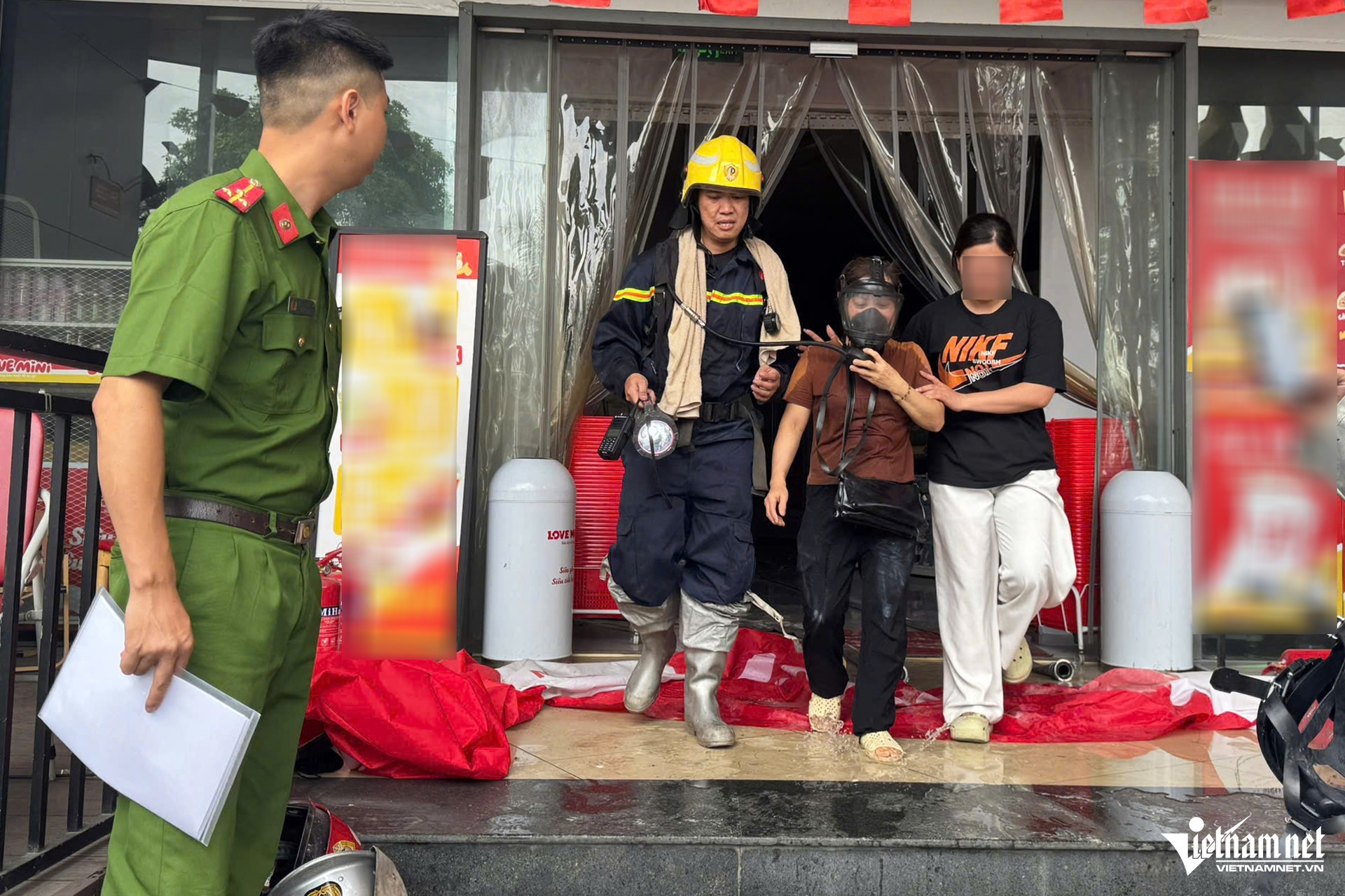 Cháy siêu thị ở Hà Nội, khói dày đặc, người mắc kẹt phải lên sân thượng lánh nạn插图1 W-z7892547769309_2ae63a03bd6b767337798c7bbfe41269.jpg