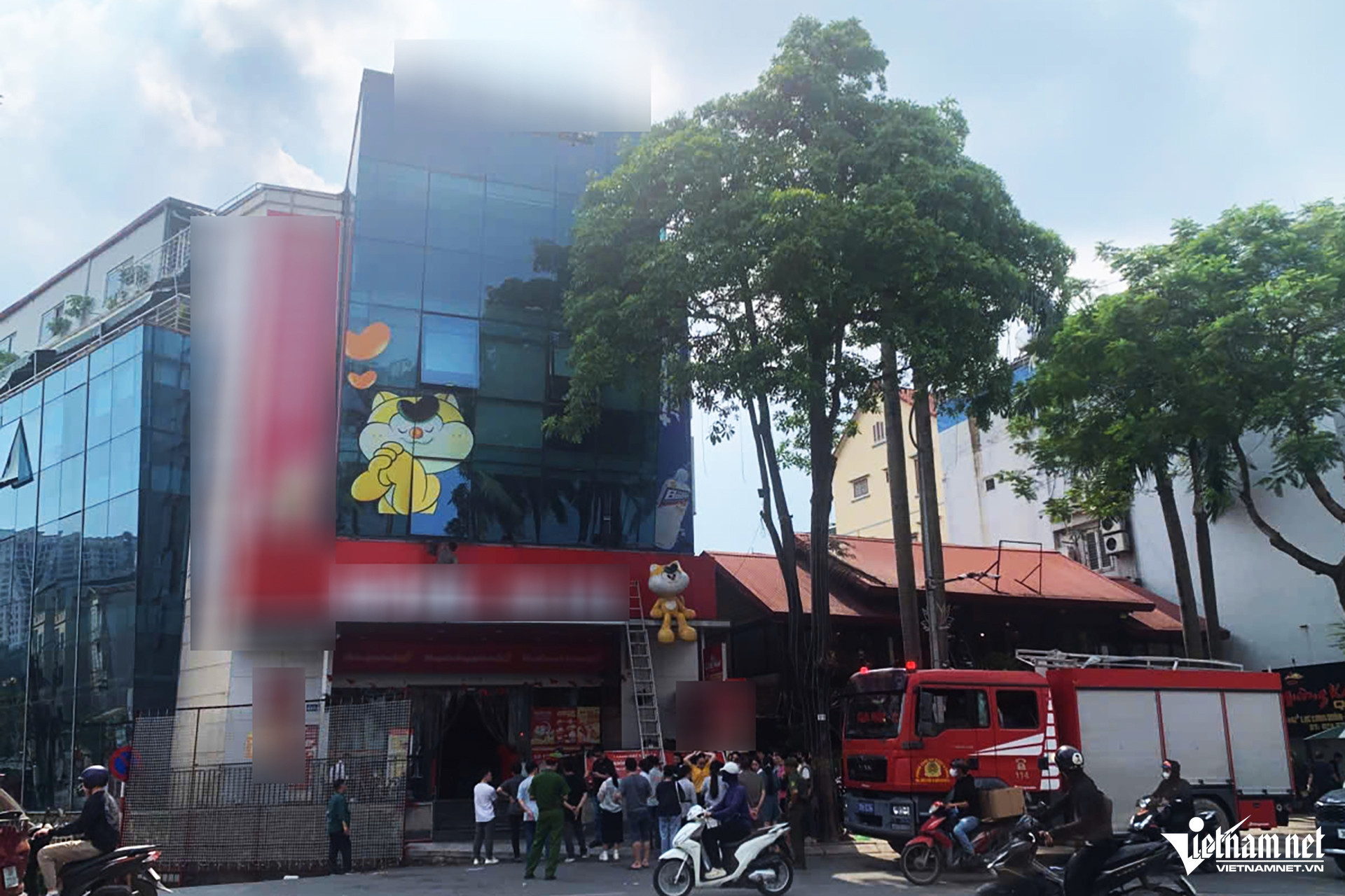 Cháy siêu thị ở Hà Nội, khói dày đặc, người mắc kẹt phải lên sân thượng lánh nạn插图 W-z7892511006490_019779b51bbe6650d9a1829fcebeeb02.jpg