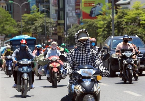 Đợt nắng nóng kéo dài ở miền Bắc và miền trung có nơi trên 39 độ C - Ảnh 1.