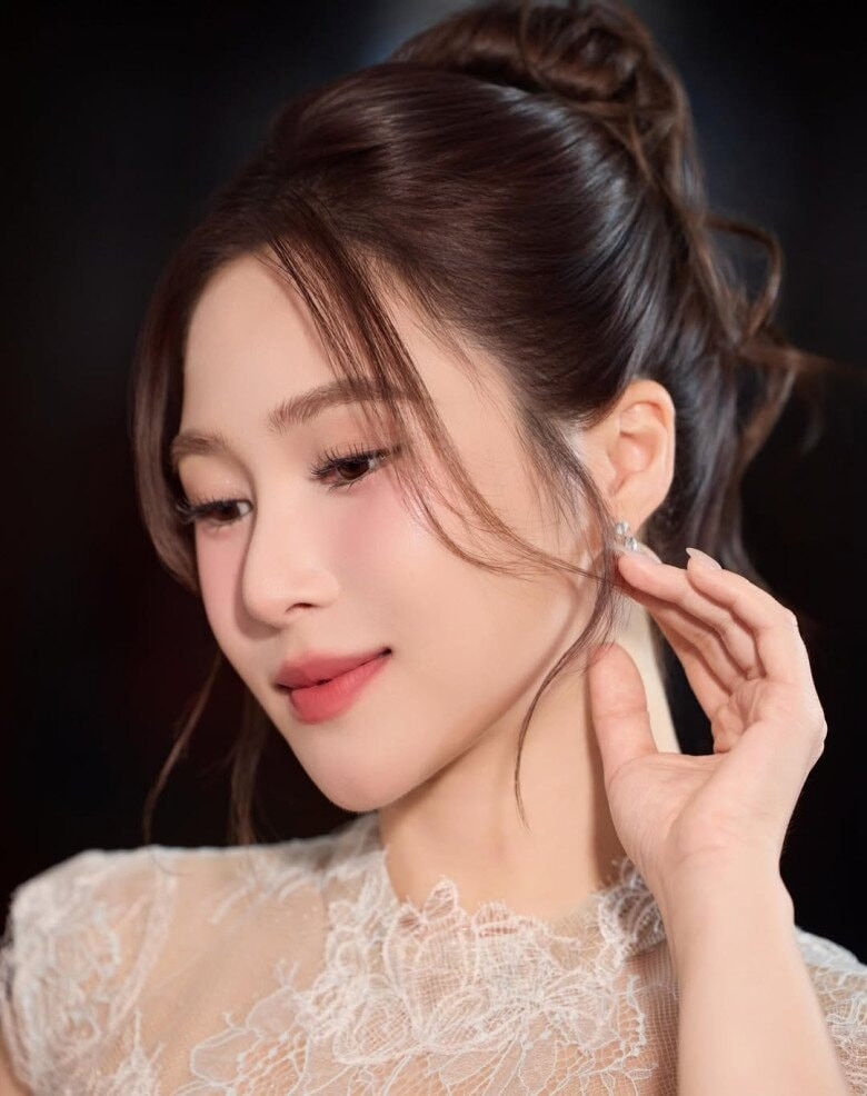 Nữ ca sĩ Hương Tràm biểu diễn đầy lôi cuốn trong một sự kiện âm nhạc sau khi trở về từ Mỹ.