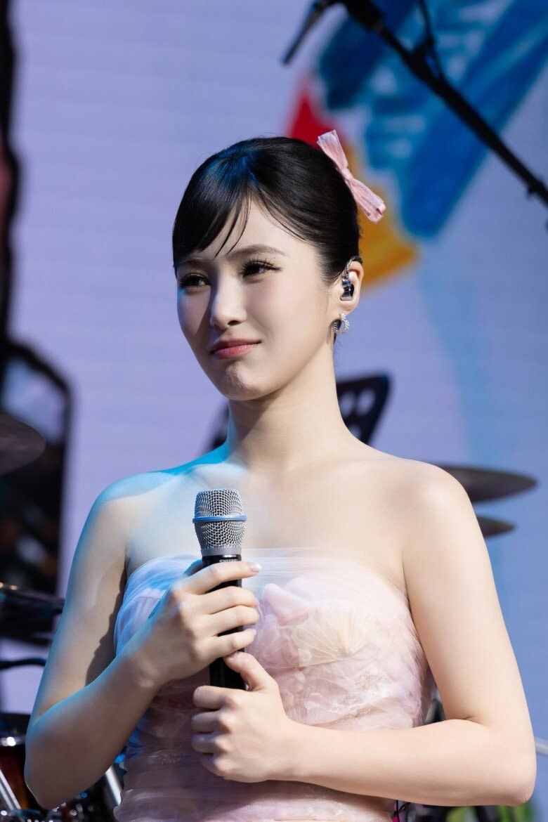 Hương Tràm khẳng định giá trị của sự tử tế là điều quan trọng nhất cô học được từ gia đình.