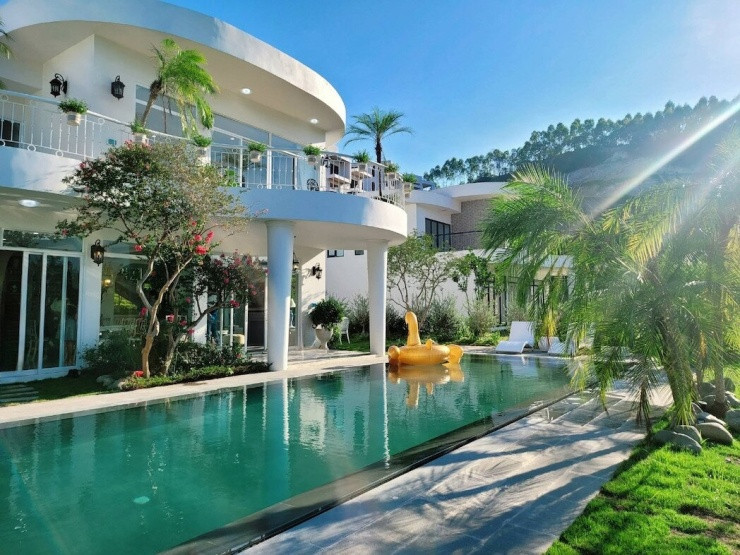 Không chỉ nổi tiếng trên màn ảnh, Mạnh Trường còn sở hữu nhiều bất động sản giá trị mà tiêu biểu nhất là biệt thự sân vườn tại Lương Sơn, Hòa Bình nay thuộc tỉnh Phú Thọ.