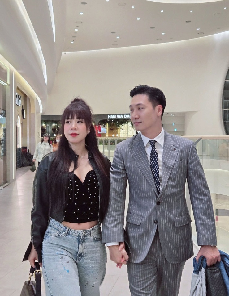 Mạnh Trường sinh năm 1985, nổi tiếng với các phim giờ vàng như: Tuổi thanh xuân, Ngược chiều nước mắt, Chạy trốn thanh xuân, Cả một đời ân oán, Hương vị tình thân, Chúng ta của 8 năm sau, Lằn ranh, Bước chân vào đời....