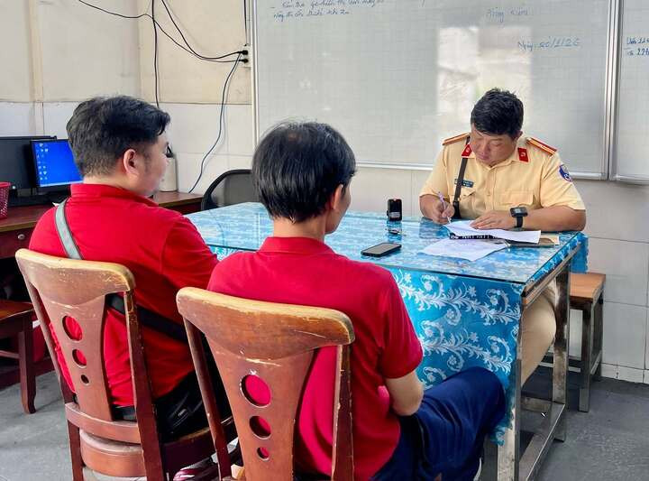 CSGT TP.HCM xử phạt xe buýt 2 tầng chở Hoa hậu Hương Giang diễu hành trên phố插图1 CSGT TP.HCM xử phạt xe buýt 2 tầng chở Hoa hậu Hương Giang diễu hành trên phố.