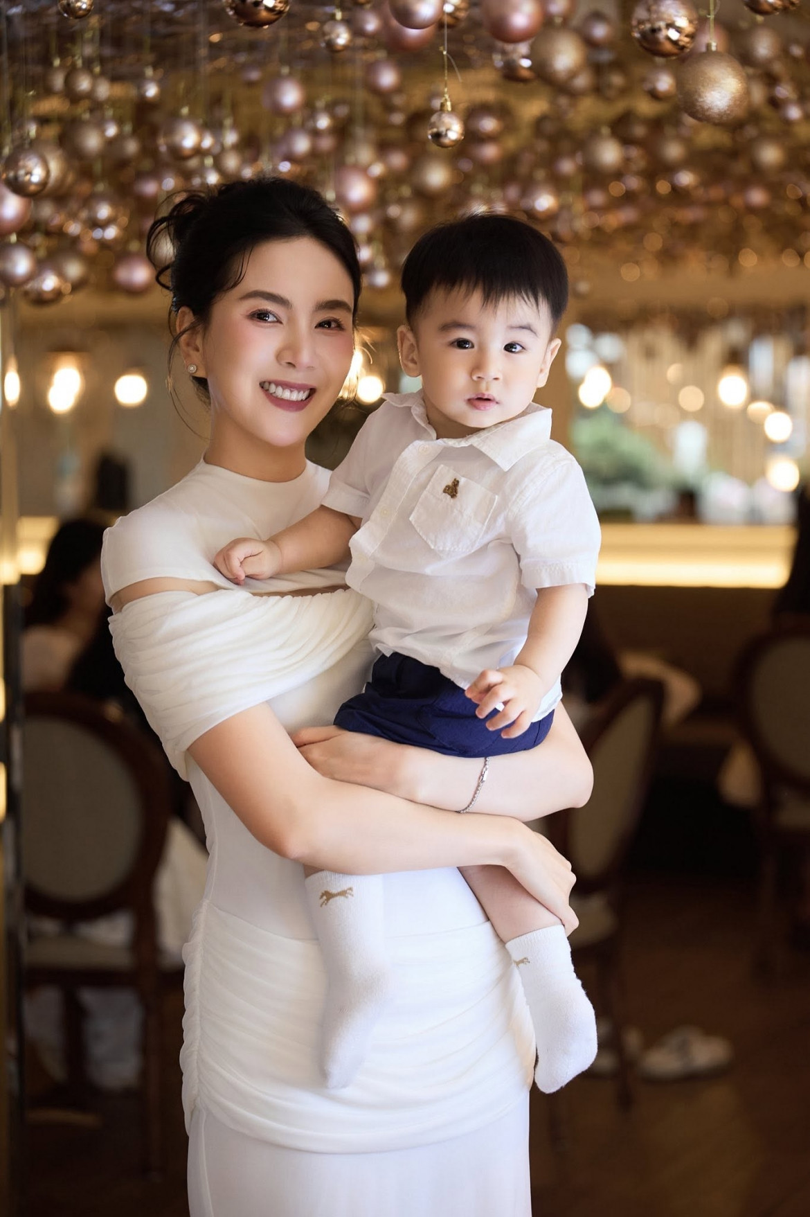 mai ngoc ke hanh trinh tu nu mc ban ron thanh me bim toan thoi gian hinh anh 4
