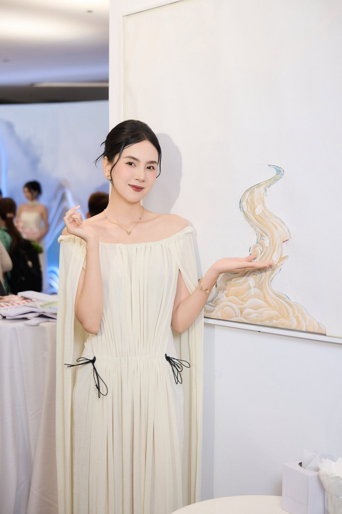mai ngoc ke hanh trinh tu nu mc ban ron thanh me bim toan thoi gian hinh anh 2