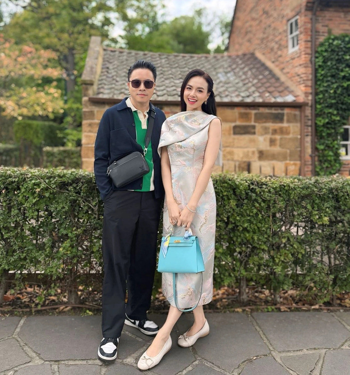 Mỹ nhân màn ảnh từng là thủ khoa Báo chí, Hoa khôi Tây Đô giờ ra sao?插图2 Người đẹp kết hôn với đạo diễn Victor Vũ và có hai con trai.