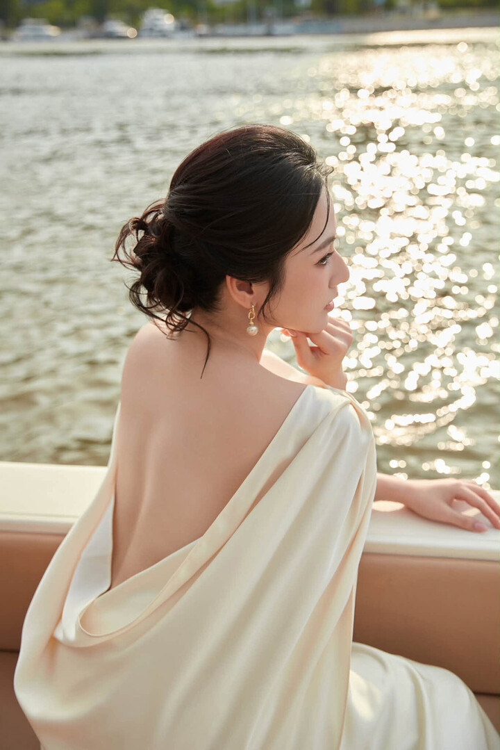 Việt Hoa sinh năm 1996, là gương mặt quen thuộc trên sóng giờ vàng. Cô tạo ấn tượng nhờ nhan sắc xinh đẹp, khả năng ứng biến với nhiều loại vai qua các phim: Cô gái nhà người ta, Hương vị tình thân, Mình yêu nhau bình yên thôi, Gió ngang khoảng trời xanh, Độc đạo...