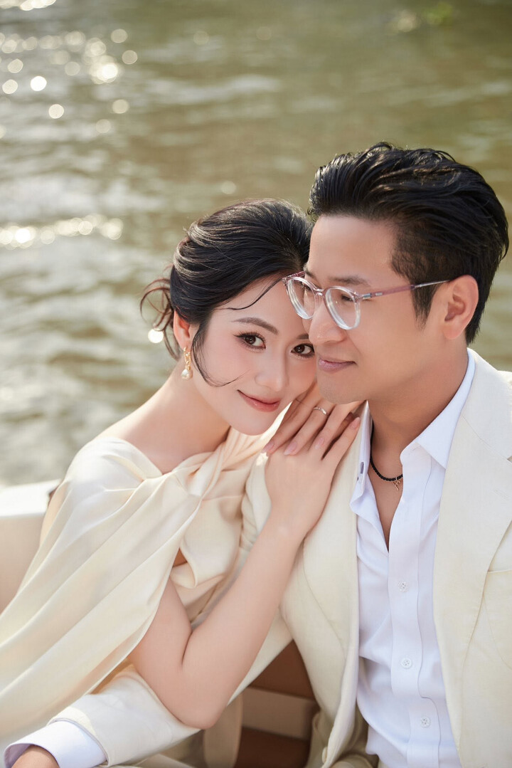 Việt Hoa và Trọng Trí từng là bạn học, yêu nhau từ khi còn học ĐH Sân khấu và Điện ảnh Hà Nội từ năm 2016. Cặp đôi đã đăng ký kết hôn từ năm 2021 nhưng vì dịch COVID-19 và lịch trình làm phim dày đặc của Việt Hoa nên tới nay họ mới tổ chức đám cưới.