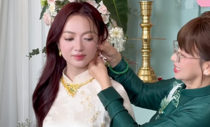 Mẹ ruột trao hồi môn cho Xuân Nghi.