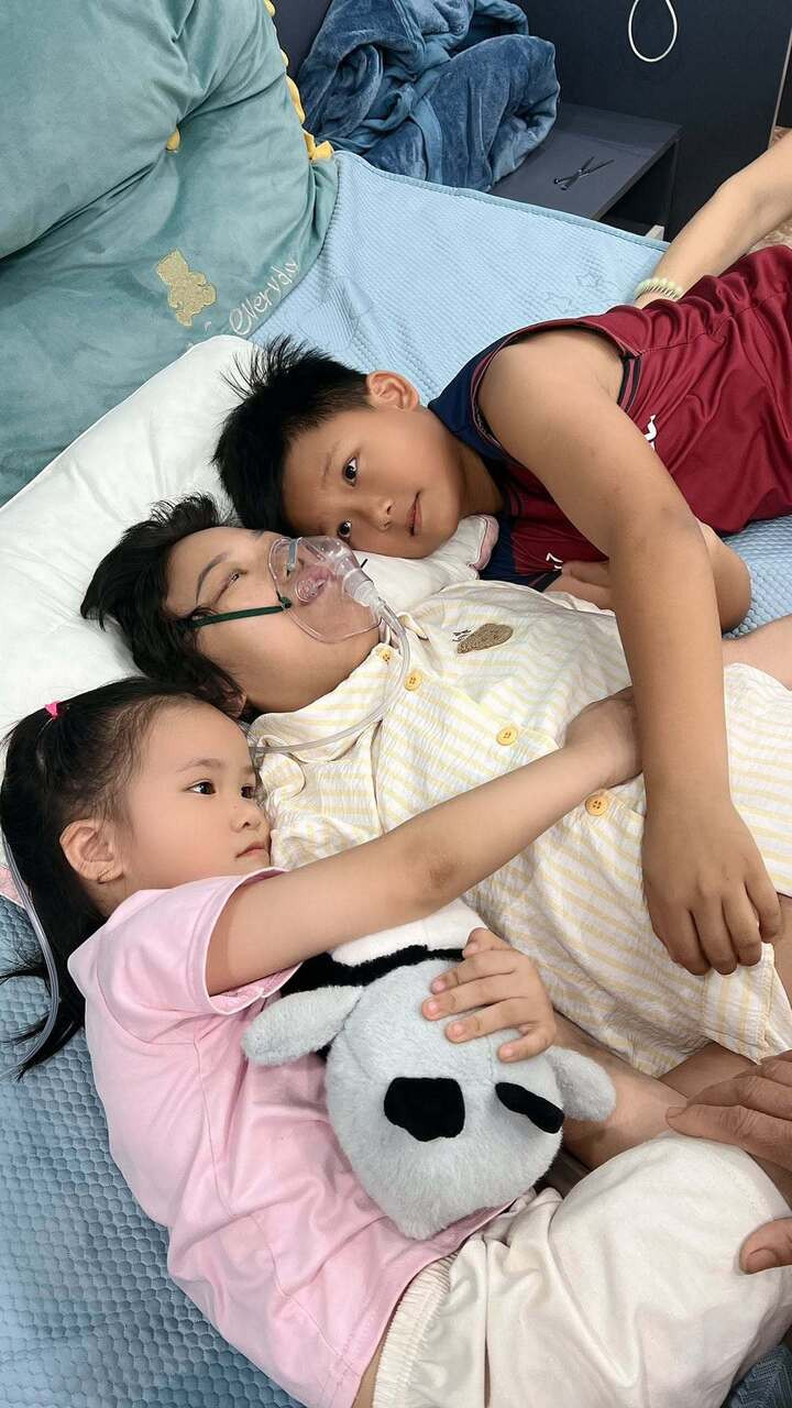 Chị Mai chụp ảnh cùng hai con. (Ảnh: NVCC)