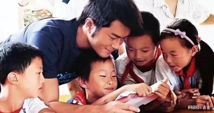 Rời biệt thự đi đóng vai phụ, tài tử không vợ con và di nguyện gửi Cổ Thiên Lạc插图1 Điều khiến câu chuyện của Tăng Vỹ Quyền được nhắc lại nhiều là mối quan hệ với Cổ Thiên Lạc. (Ảnh: Sohu)