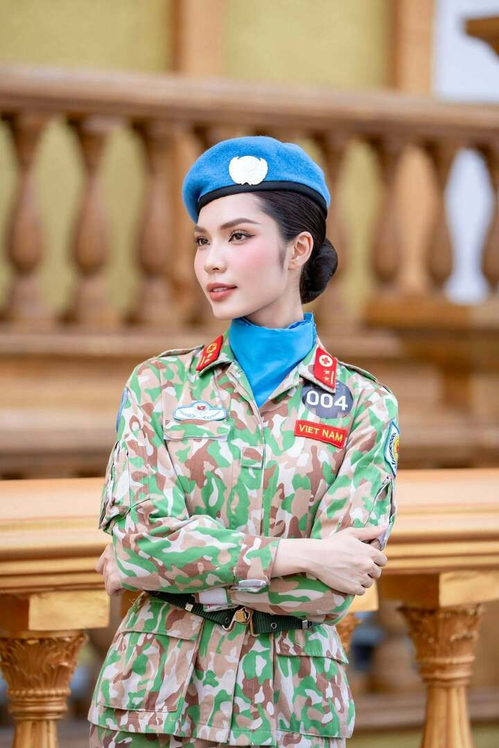 Ở phần giao lưu cùng ban giám khảo, nói về cách lan tỏa tình yêu nước đến thế hệ trẻ, Phan Cẩm Nhi chia sẻ niềm tự hào khi được khoác lên mình màu áo lính và dùng tiếng hát để phục vụ nhân dân, chiến sĩ.