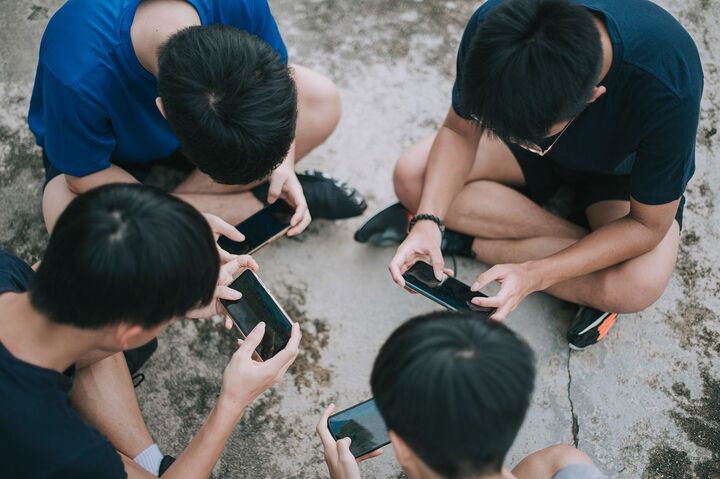 Nhiều cuộc trò chuyện ảo nhưng ít cuộc trò chuyện chân thật. (Ảnh: Business Insider)