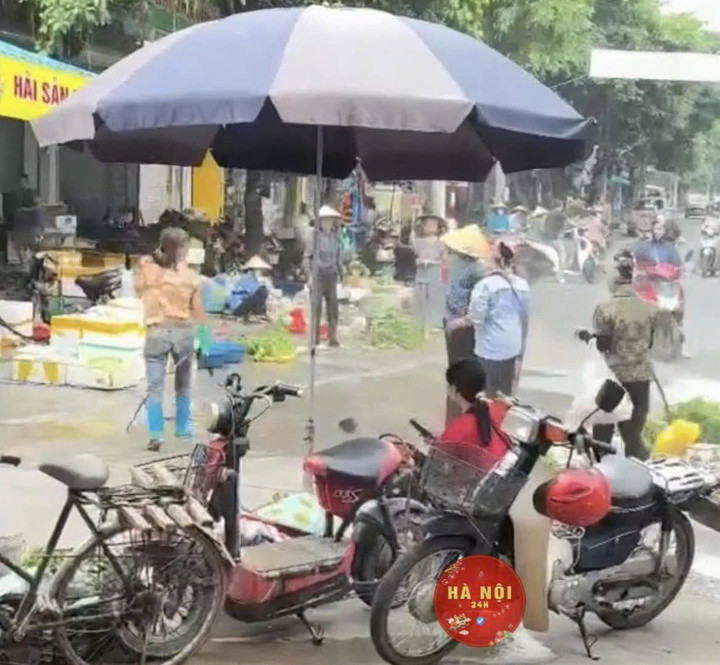 Hiện trường vụ xịt nước vào người bán rau ở chợ Xuân Hòa. (Ảnh: Cắt từ clip)