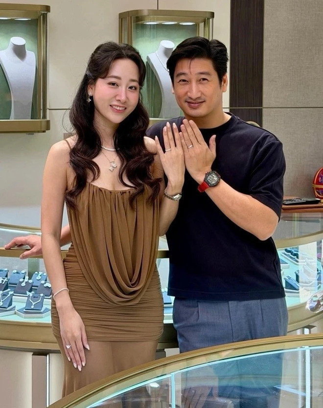 Nam diễn viên Ngọc Quỳnh và bạn gái đăng ảnh khoe nhẫn, lên kế hoạch cho đám cưới vào tháng 9 tới.