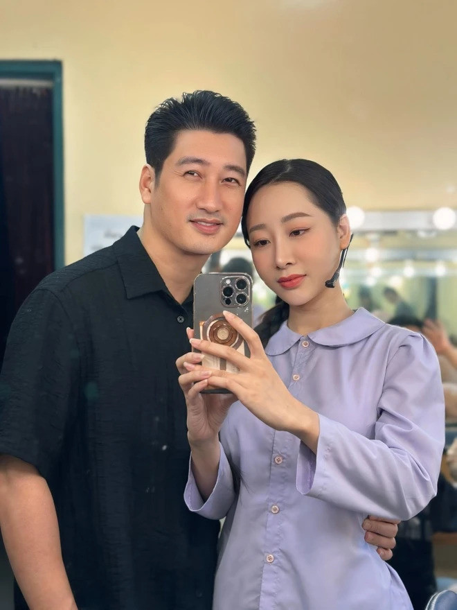 Ngọc Quỳnh và bạn gái Thuỳ Anh cùng công tác tại Nhà hát Kịch Hà Nội.