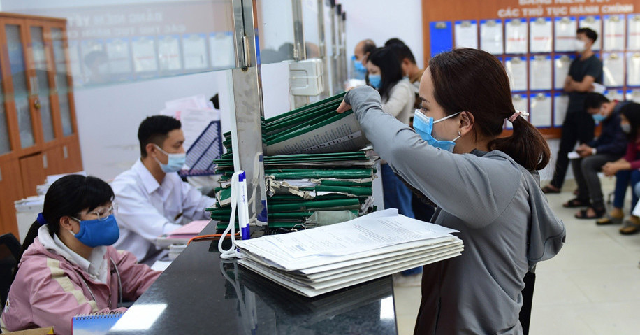 Nữ cán bộ yêu cầu 2 con cụ 97 tuổi lên trung tâm làm ủy quyền là đúng hay sai?插图 hanh chinh 99.jpeg
