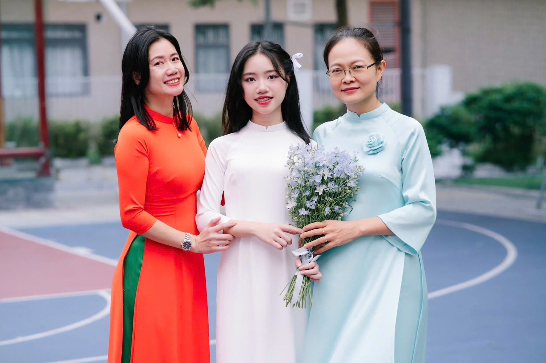 Huyền Anh cùng các cô.jpg