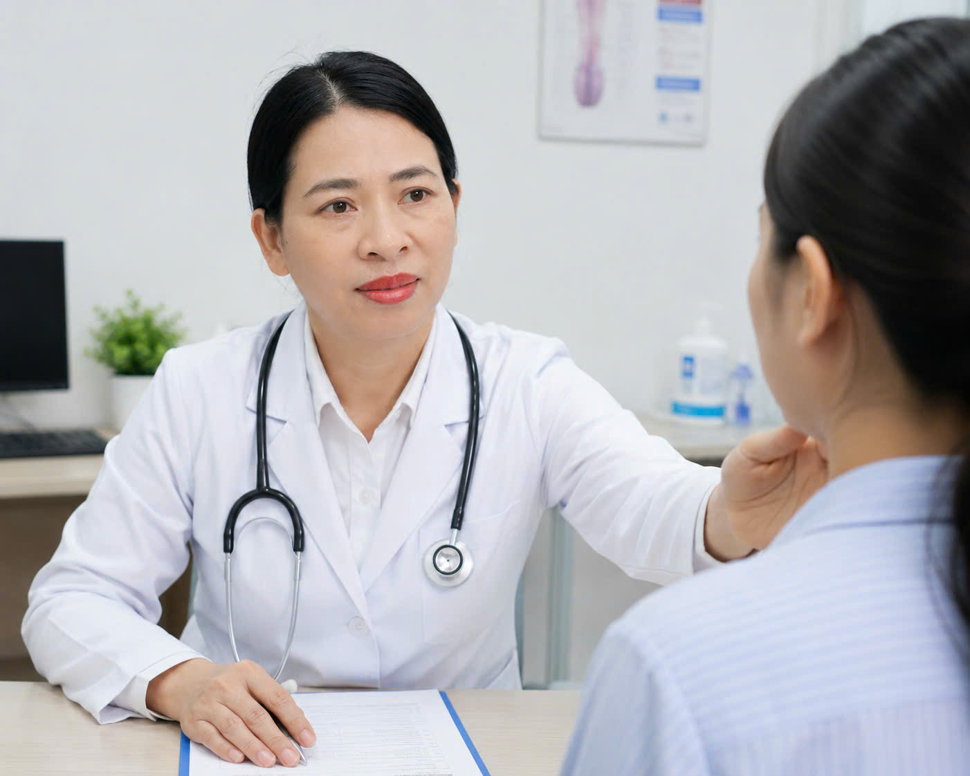 Bác sĩ cảnh báo thói quen bù nước phản tác dụng ngày nắng nóng - Ảnh 2.