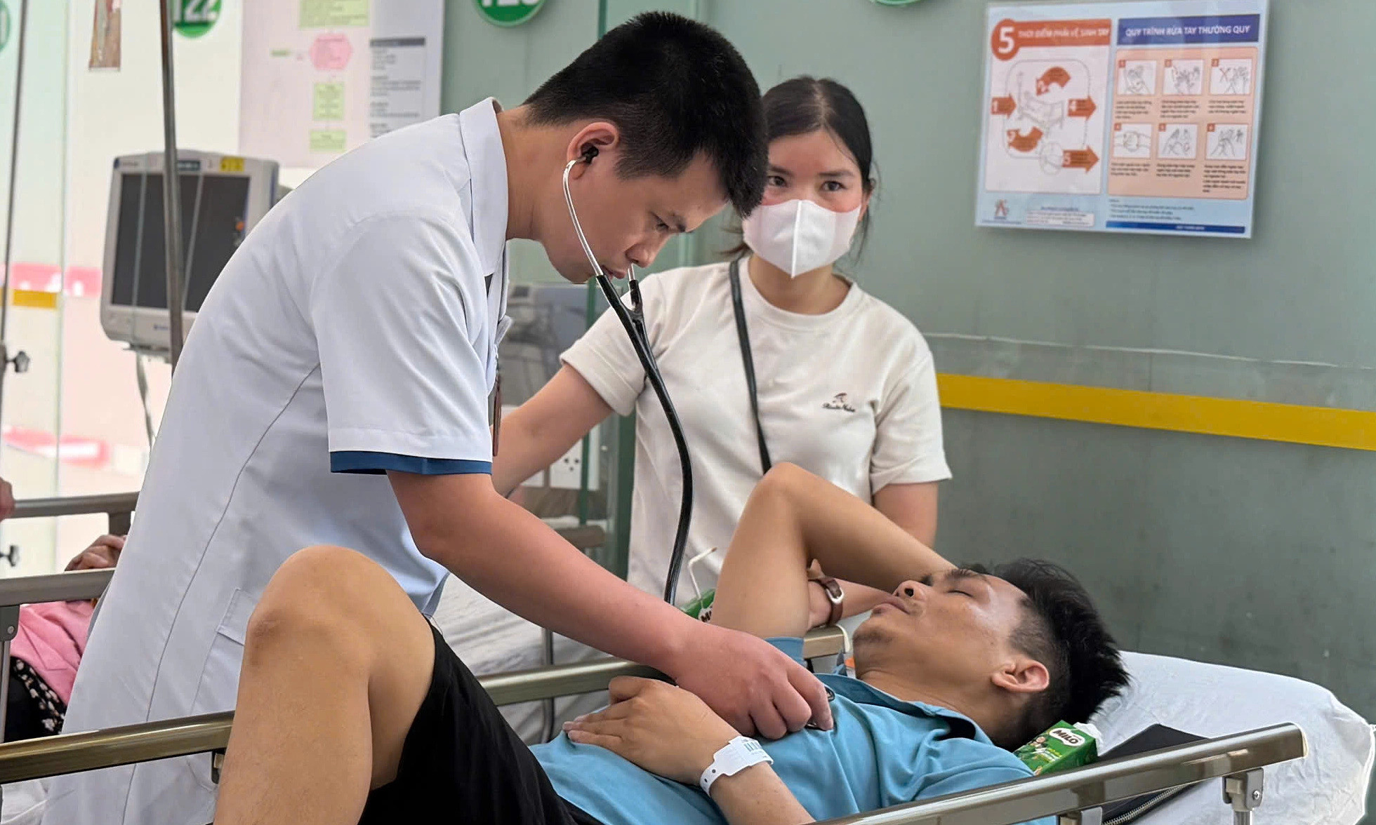 Bác sĩ cảnh báo thói quen bù nước phản tác dụng ngày nắng nóng - Ảnh 1.