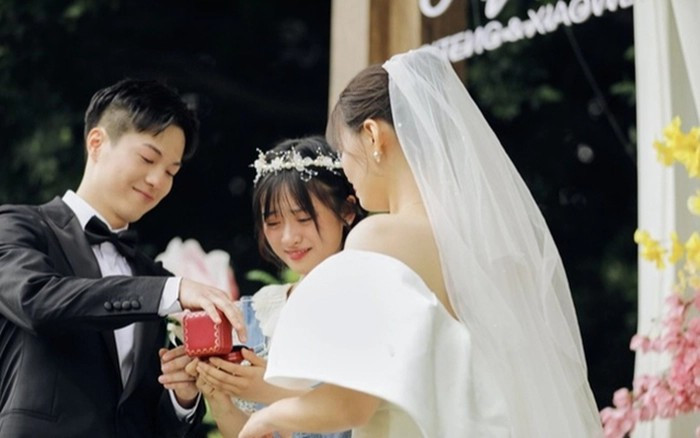 Bạn bè thân thiết thường mừng cưới bằng vàng với nhau. Ảnh minh họa.