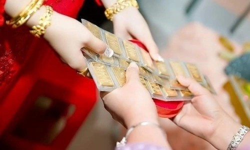 Bạn bè thân thiết thường mừng cưới bằng vàng với nhau. Ảnh minh họa
