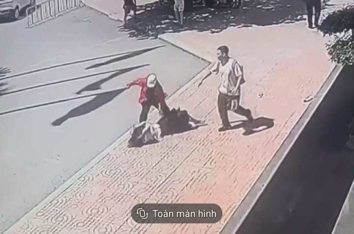 Nữ khách hàng bị shipper kéo lê, hành hung.