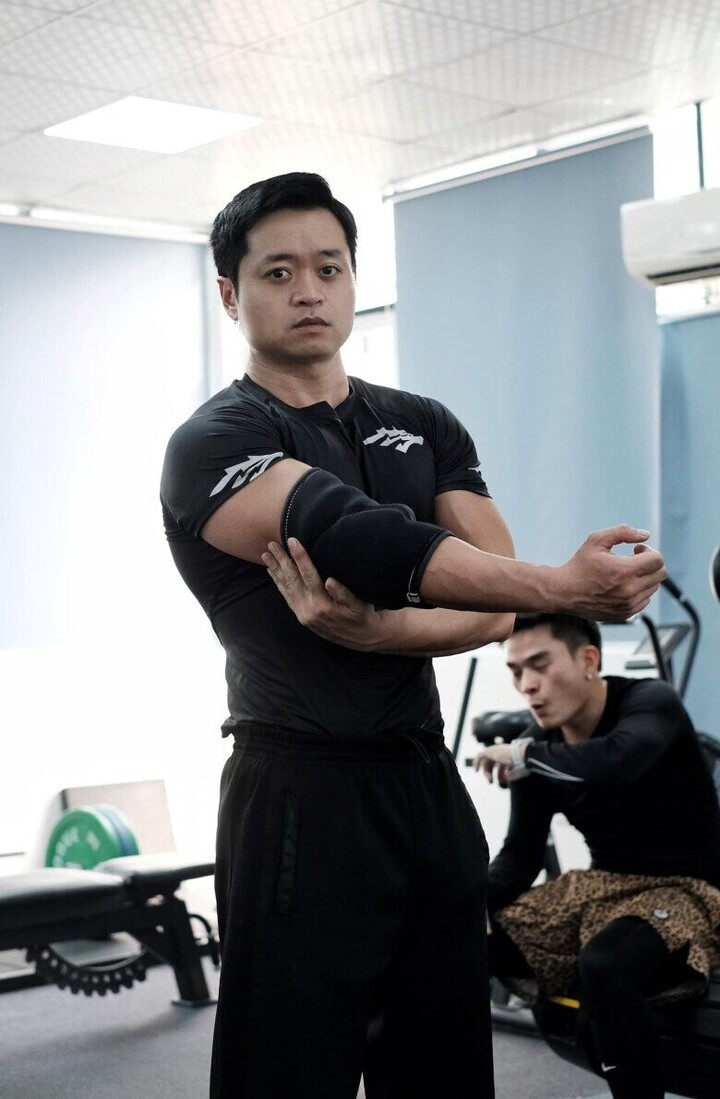 Hai con trai của NSND Hoàng Dũng: Người là võ sư, người đóng phim giờ vàng插图1 Không theo đuổi diễn xuất, Hoàng Duy hiện đang điều hành một trung tâm huấn luyện võ thuật tổng hợp.