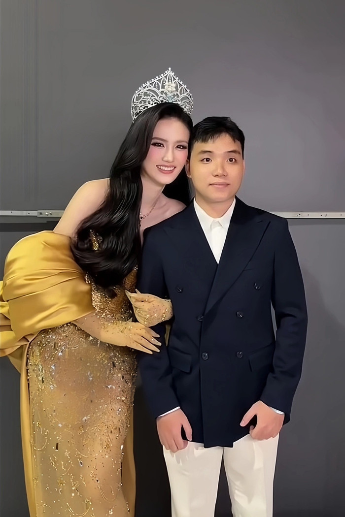 Khoảnh khắc hạnh phúc của Ý Nhi và bạn trai
