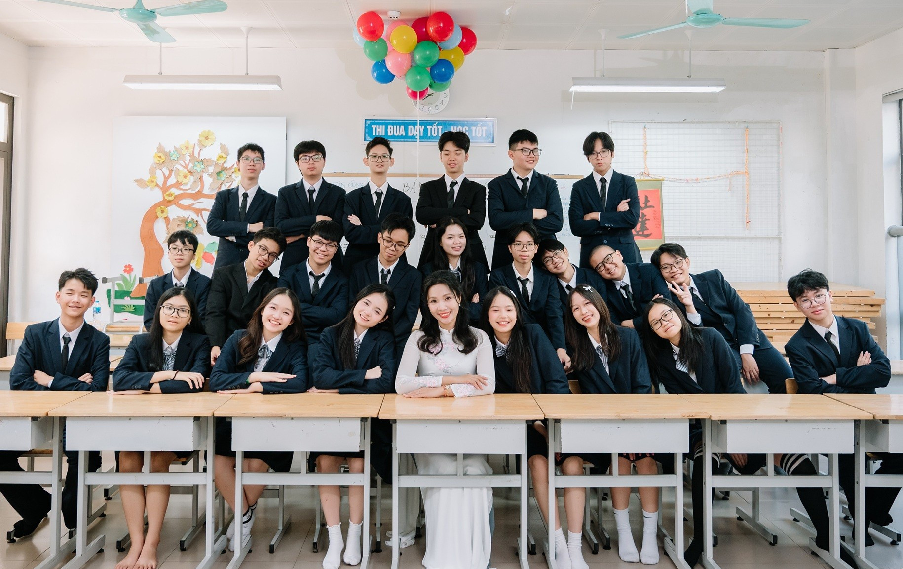 Lớp 9HM và cô chủ nhiệm.jpg