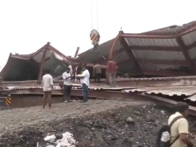sap-mai-nha-kho-dang-xay-dung-3-nguoi-thiet-mang-nhan-chung-noi-gi-dspl-1-1782382084.png