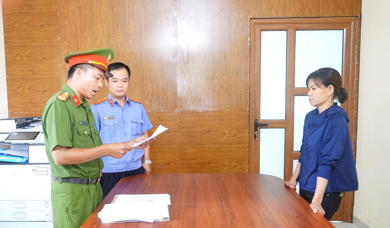 Khởi tố người phụ nữ dùng vòi rửa xe cao áp xịt vào chảy mắt bà bán rau - Ảnh 1.