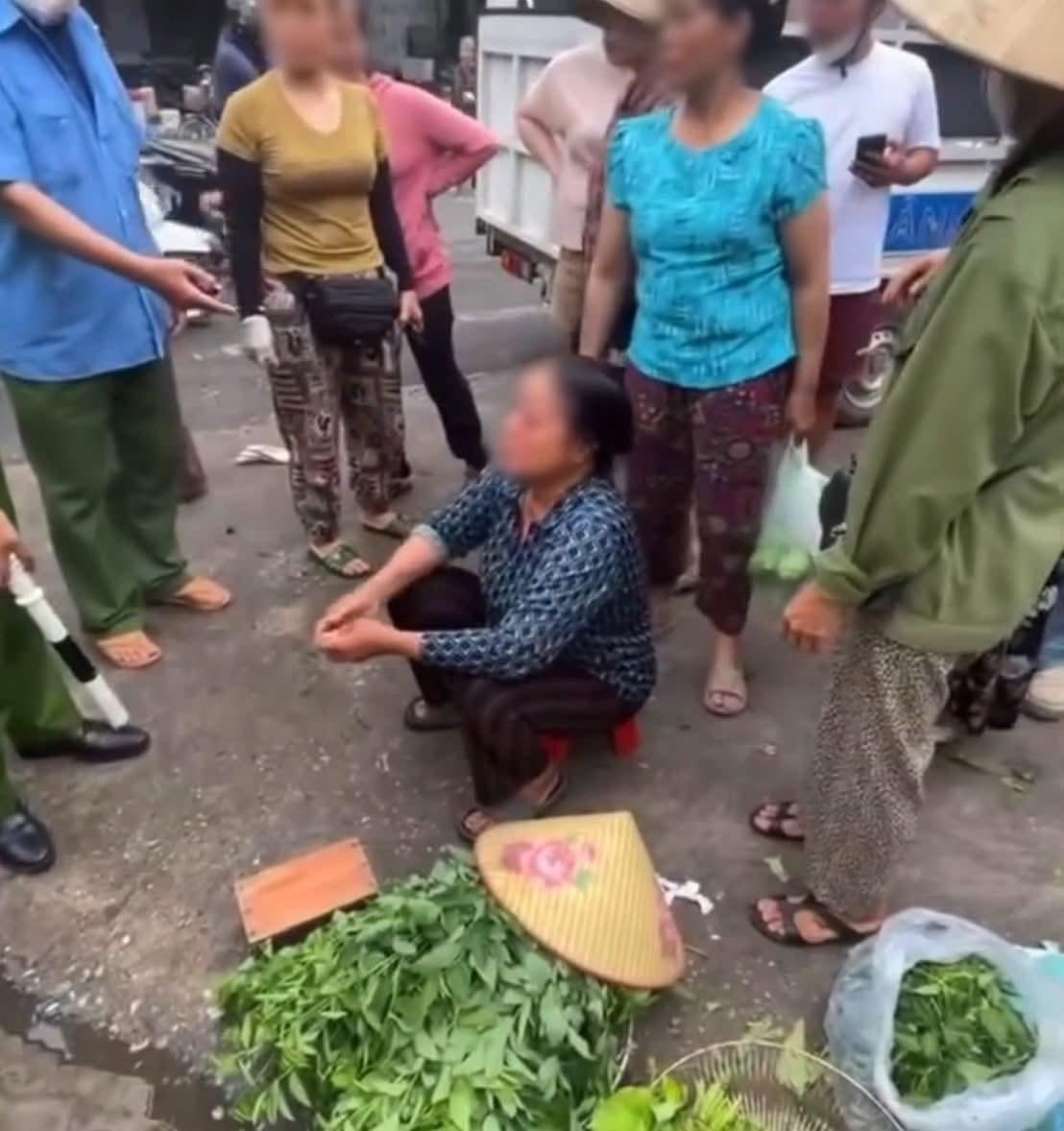 Khởi tố người phụ nữ dùng vòi rửa xe cao áp xịt vào chảy mắt bà bán rau - Ảnh 3.