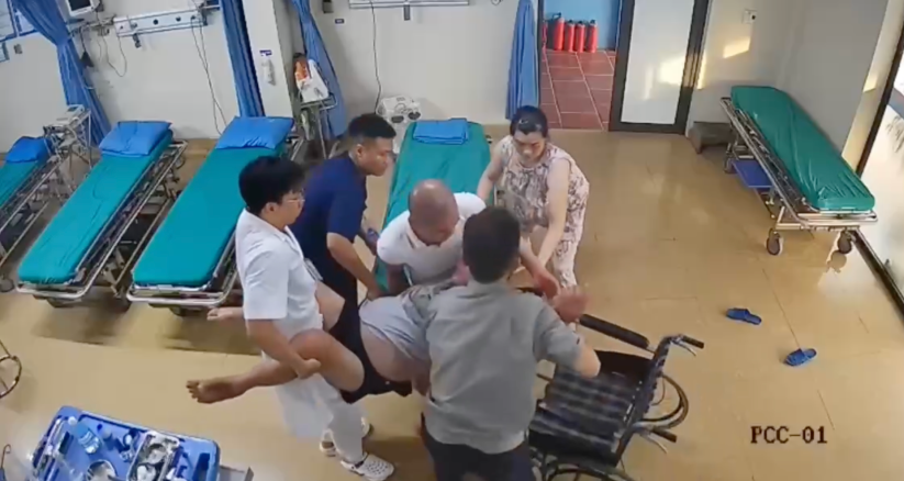 Bé trai 15 tháng tuổi bị ong vò vẽ đốt 60 nốt trên cơ thể插图1 Bé trai 15 tháng tuổi bị ong vò vẽ đốt 60 nốt trên cơ thể插图1