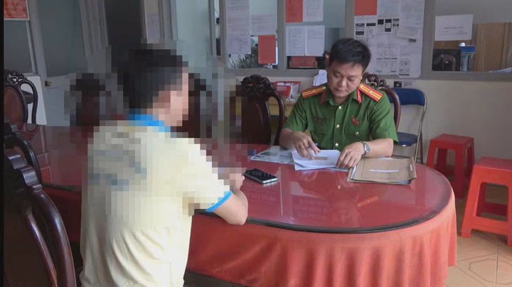 Công an xã Kim Sơn làm việc với người đàn ông gọi hơn 100 cuộc vào số 113 trong 2 ngày.