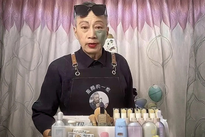Bất chấp định kiến, ông ngoại 75 tuổi trở thành streamer làm đẹp để có tiền chữa bệnh cho cháu.
