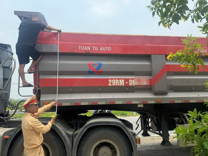 Cảnh sát đo kích thước thành thùng của ô tô đầu kéo. (Ảnh: CACC)
